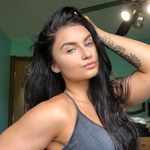 Meet your Posher, Hailey - Picture 1 of 1